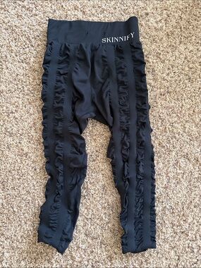 SKINNIFY Black Ruffle High-Waist Leggings